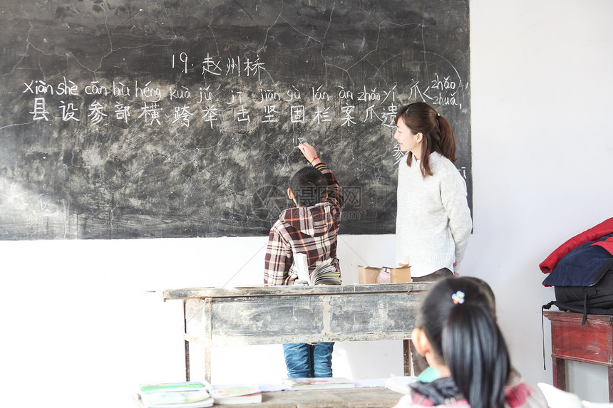 少量人群艰苦活力乡村女教师和小学生在教室里图片