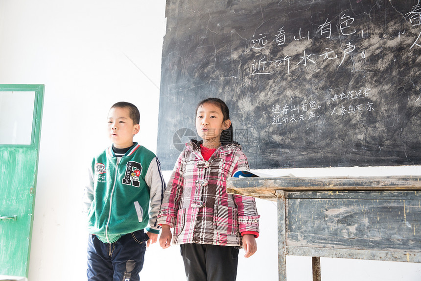 学校教科书乐观乡村小学里的小学生图片