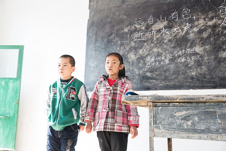 学校教科书乐观乡村小学里的小学生图片