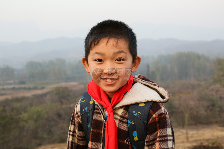 农村红领巾6岁到7岁欢乐的乡村小学生图片
