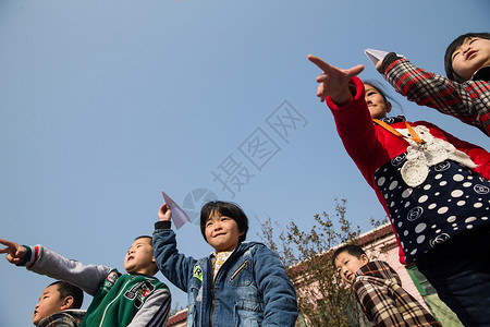 团队亚洲人游戏乡村小学生在学校放纸飞机图片