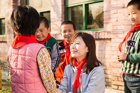 表现积极农村户外活动乡村教师和小学生在学校里图片