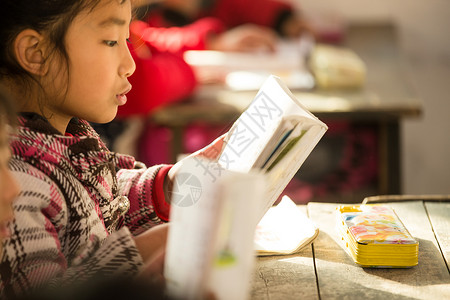 待遇知识仅一个人社会问题乡村小学里的小学女生背景