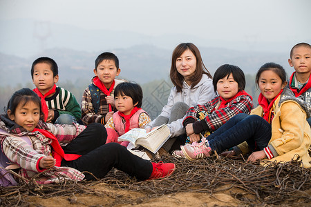 亚洲相伴东方人乡村教师和小学生在户外学习图片