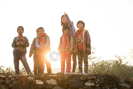 山区小孩东亚团结摄影乡村女教师和学生在户外背景