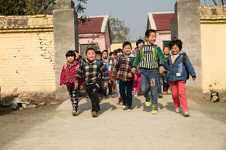 在回家的路上童年团队步行乡村小学生在放学回家背景