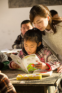 信心活力教科书乡村女教师和小学生在教室里图片