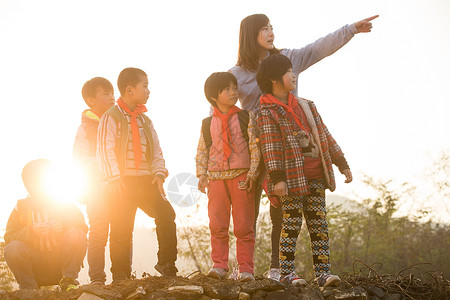 青年人人亚洲人乡村女教师和学生在户外图片