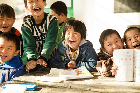 儿童桌小学男生东亚教育乡村小学里的小学生背景