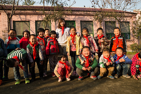 水平构图志愿者男生乡村教师和小学生在学校里图片
