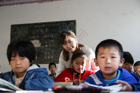 户内上课少量人群乡村女教师和小学生在教室里图片