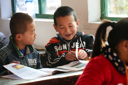 文具知识上课乡村小学里的小学生图片