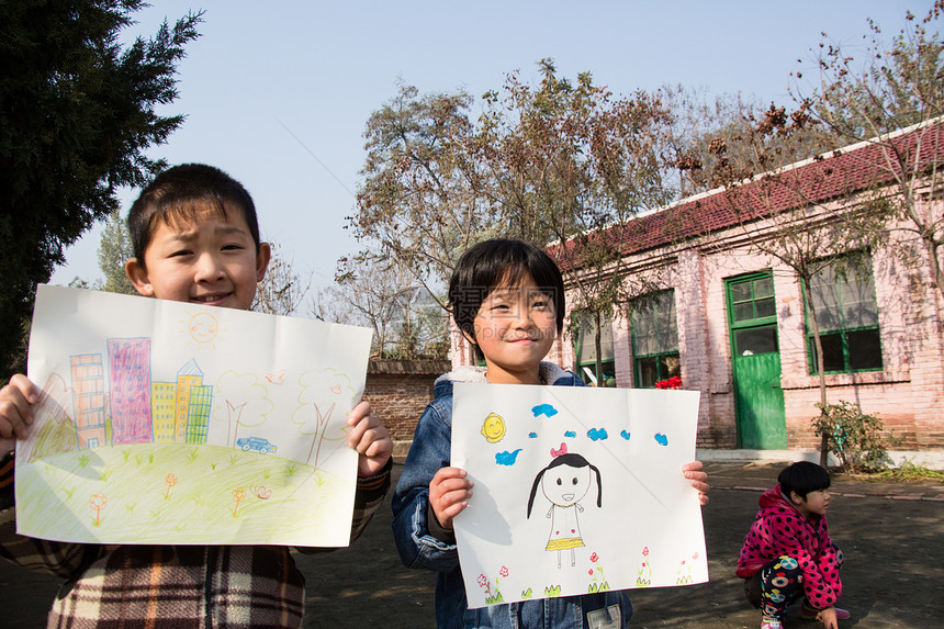 水平构图纸注视镜头乡村小学里的小学生图片