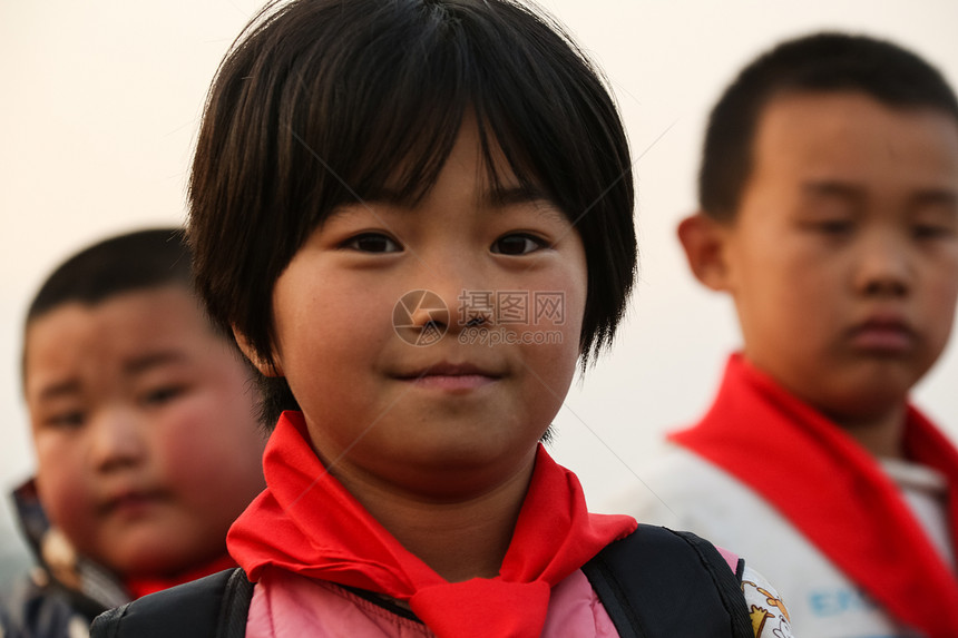 水平构图努力活力欢乐的乡村小学生图片