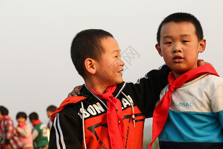 友谊学校风景欢乐的乡村小学生图片