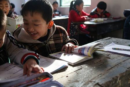 小学女生东亚希望小学乡村小学里的小学生图片