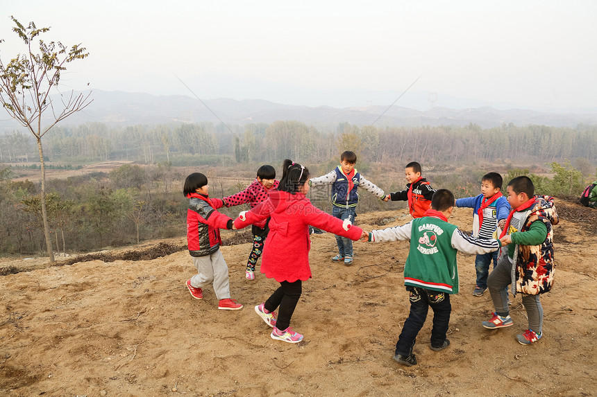 天空亚洲享乐欢乐的乡村小学生图片