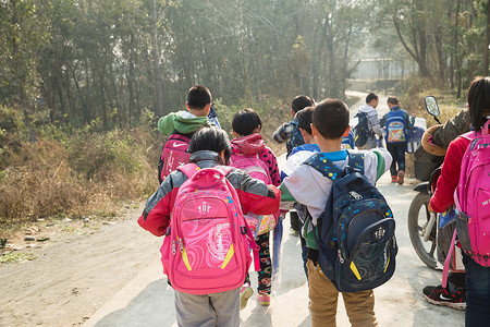 在回家的路上户外活动信心环境乡村小学生在放学回家背景