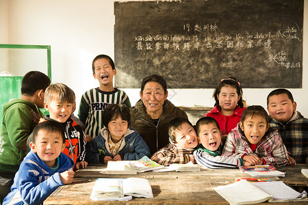 童年智慧团结乡村女教师和小学生在教室里图片