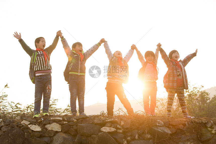 学龄儿童信心团结欢乐的乡村小学生图片
