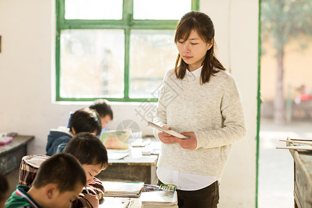 8岁到9岁东亚水平构图乡村女教师和小学生在教室里图片