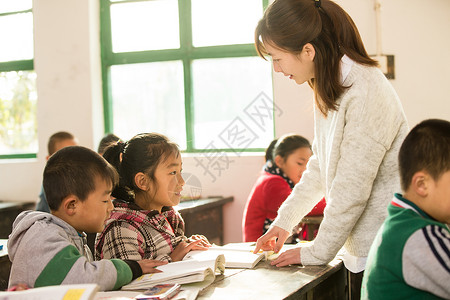 表现积极友谊学校乡村女教师和小学生在教室里图片