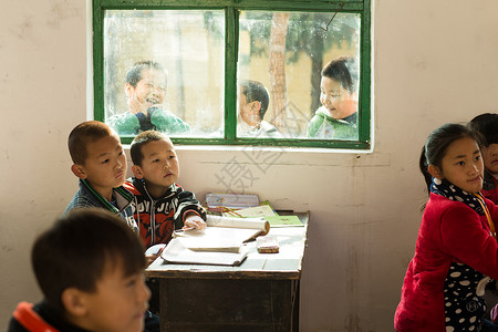 教育建筑摄影读乡村小学里的小学生图片