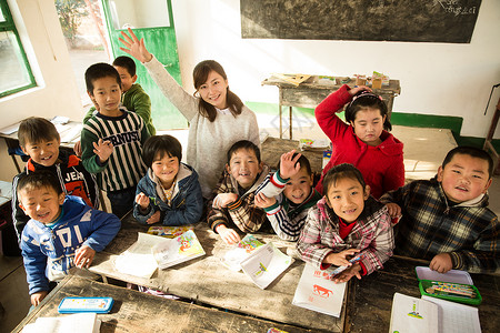 贫穷小学女生乐观乡村女教师和小学生在教室里图片