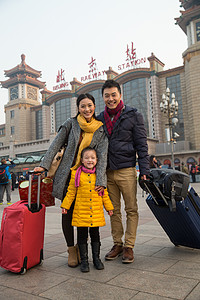 探亲独生子家庭东亚幸福家庭在站前广场高清图片