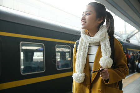 乘客成年人离开青年女人在车站月台图片