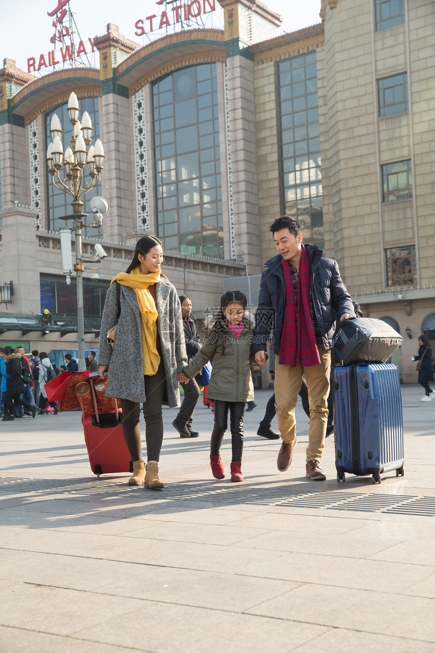 女孩旅行者信心幸福家庭在火车站图片