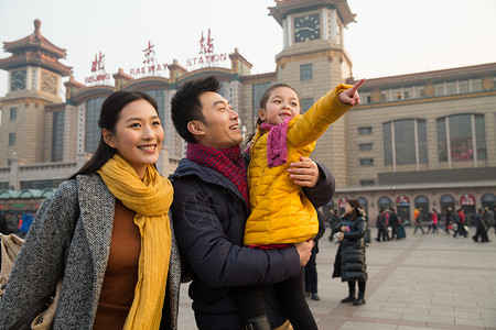 度假运输大楼东亚幸福家庭在站前广场图片