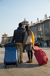 离开北京两个人青年男女在站前广场高清图片