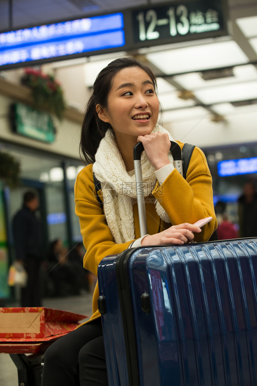 走廊行李休闲装青年女人在火车站图片