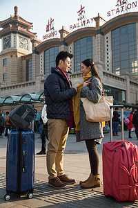 旅游新年乘客青年男女在站前广场图片