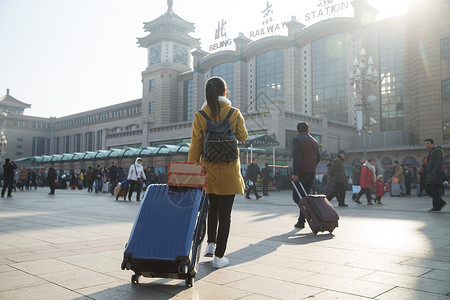 旅行的人运送成年人青年女人在站前广场图片