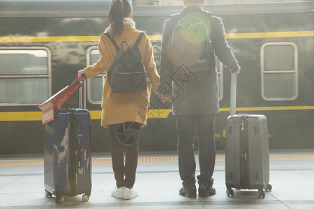 青年女人青年男人度假青年情侣在火车站图片