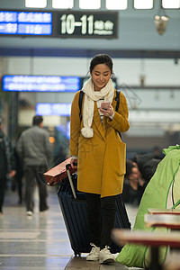 人都市风光户内青年女人在火车站图片