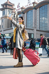 旅行者20到24岁旅行青年女人在站前广场图片