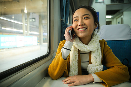 信心彩色图片休闲装青年女人在火车上图片