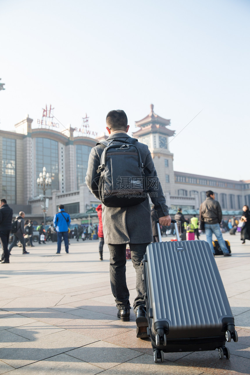 背包旅行者户外青年男人在火车站图片