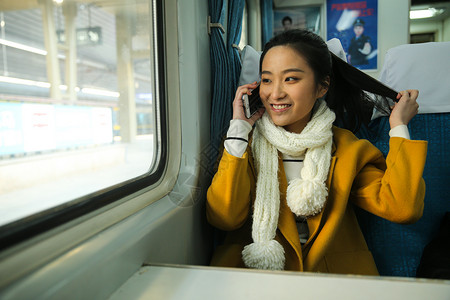 春节车座仅女人青年女人在火车上高清图片