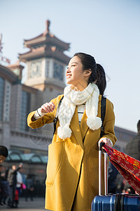 摄影东方人交通青年女人在站前广场图片