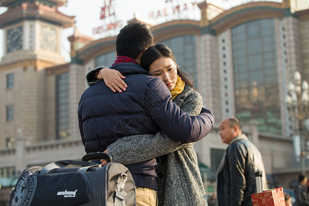 亚洲人度假青年女人青年情侣在火车站图片
