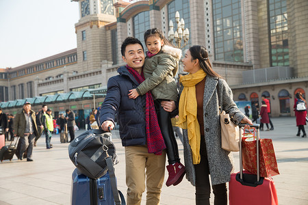 运送亚洲人探亲女人人幸福家庭在火车站背景
