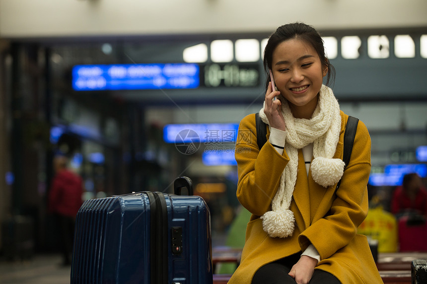 前景聚焦成年人漂亮的人青年女人在火车站图片