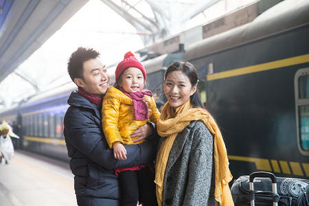 厚衣服东亚父亲幸福家庭在车站月台图片