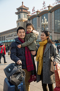 北京运输大楼拉杆箱幸福家庭在火车站图片