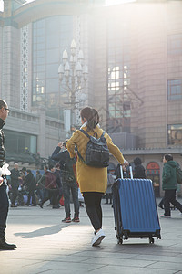 车站美女旅途青年女人在站前广场图片