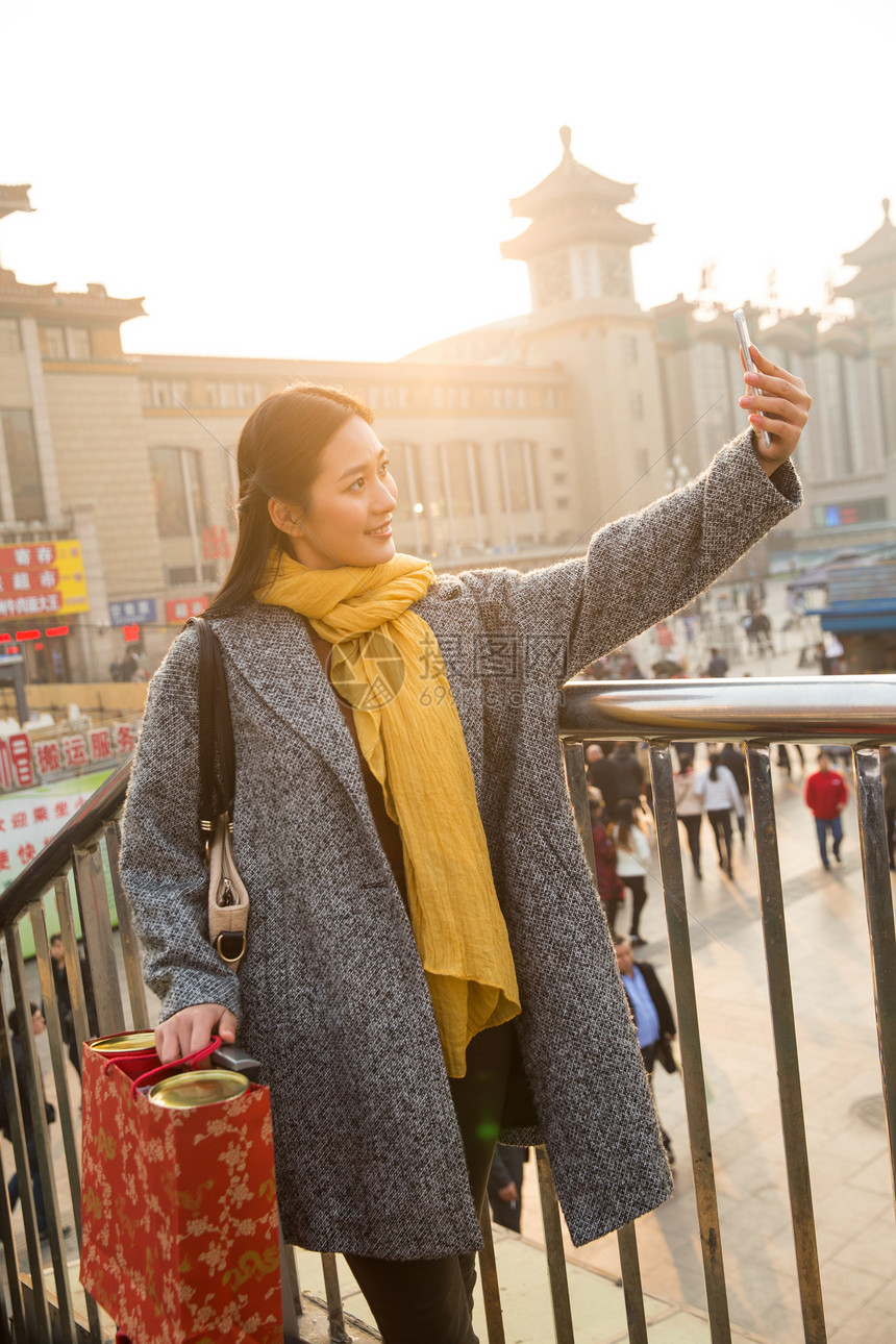 成年人旅行箱摄影青年女人在站前广场图片